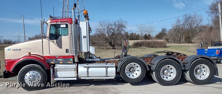 image for item DR8281 2004 Kenworth T800  semi truck