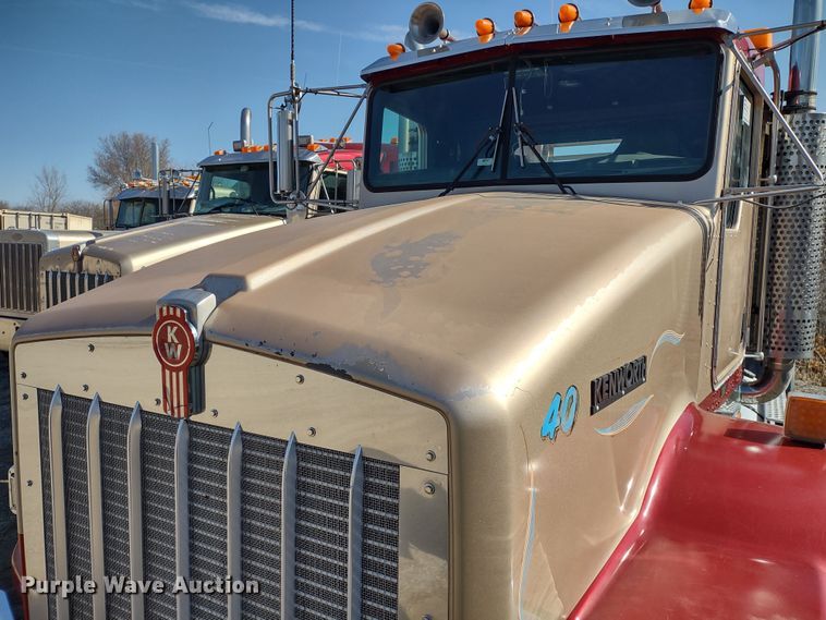 image for item DR8281 2004 Kenworth T800  semi truck