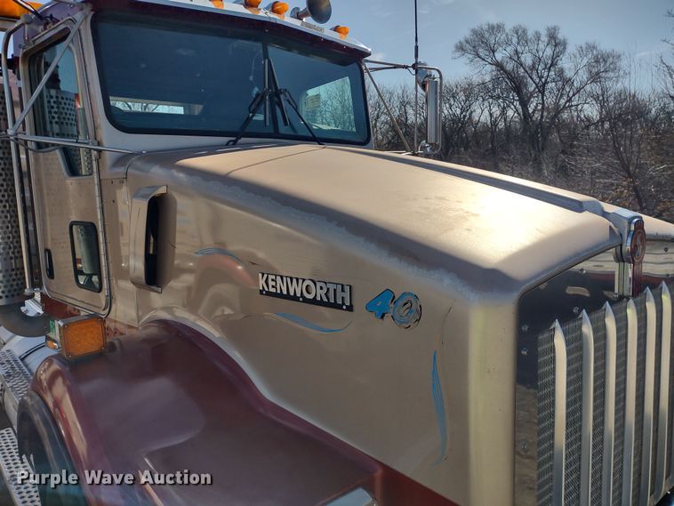 image for item DR8281 2004 Kenworth T800  semi truck