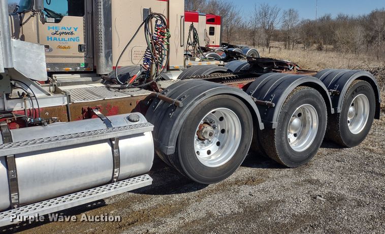 image for item DR8281 2004 Kenworth T800  semi truck