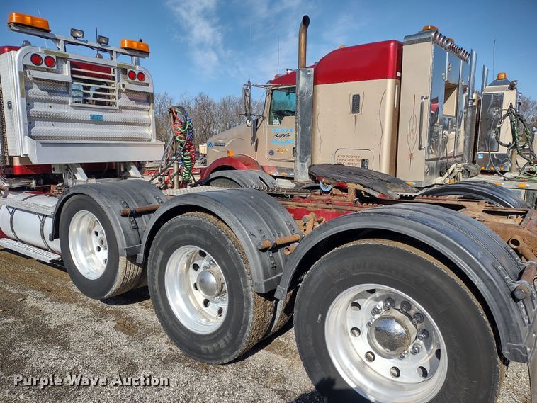 image for item DR8281 2004 Kenworth T800  semi truck