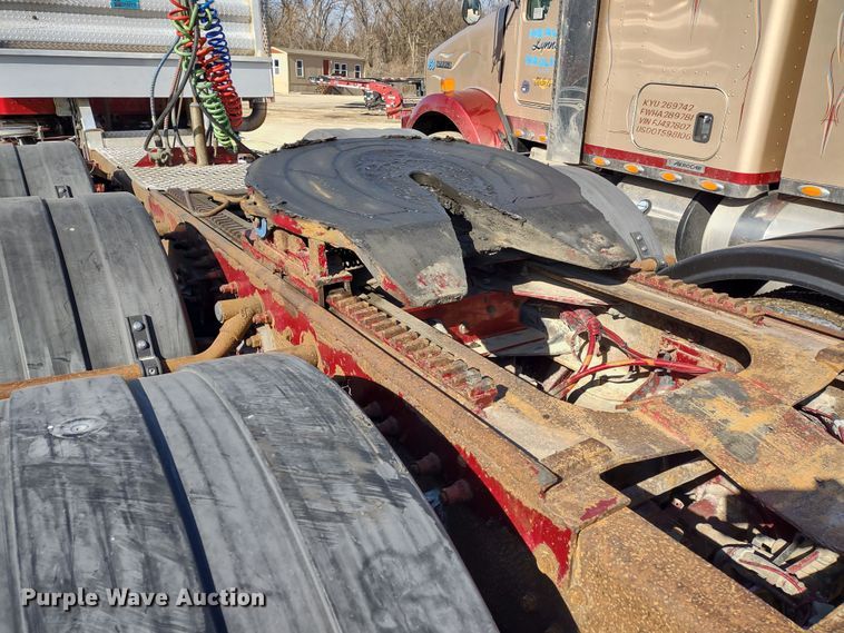 image for item DR8281 2004 Kenworth T800  semi truck