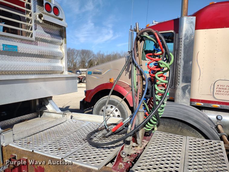 image for item DR8281 2004 Kenworth T800  semi truck