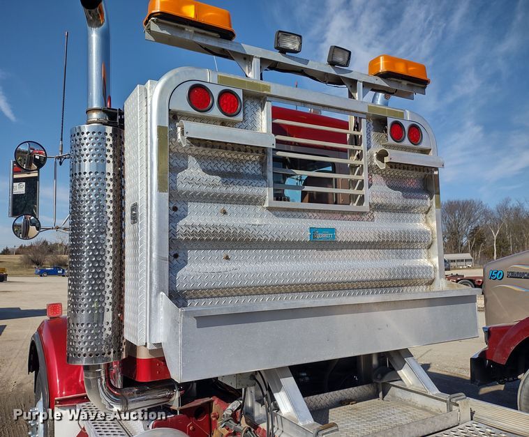 image for item DR8281 2004 Kenworth T800  semi truck