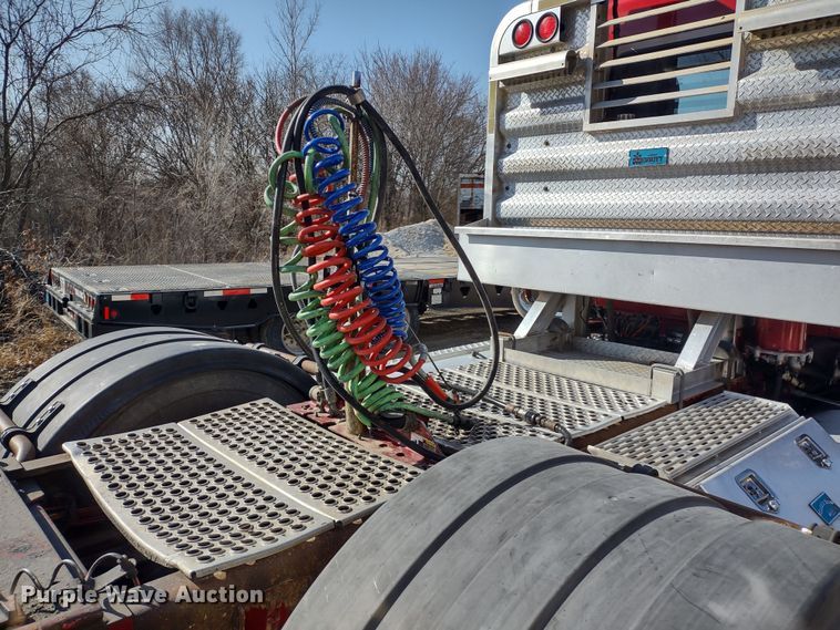 image for item DR8281 2004 Kenworth T800  semi truck