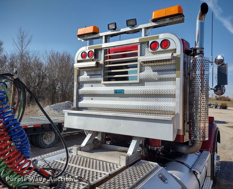 image for item DR8281 2004 Kenworth T800  semi truck