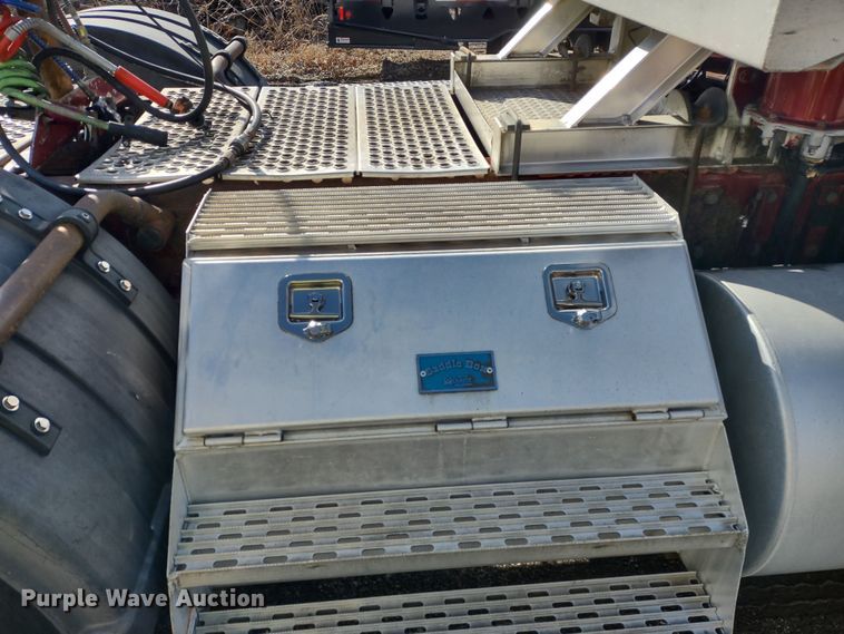 image for item DR8281 2004 Kenworth T800  semi truck