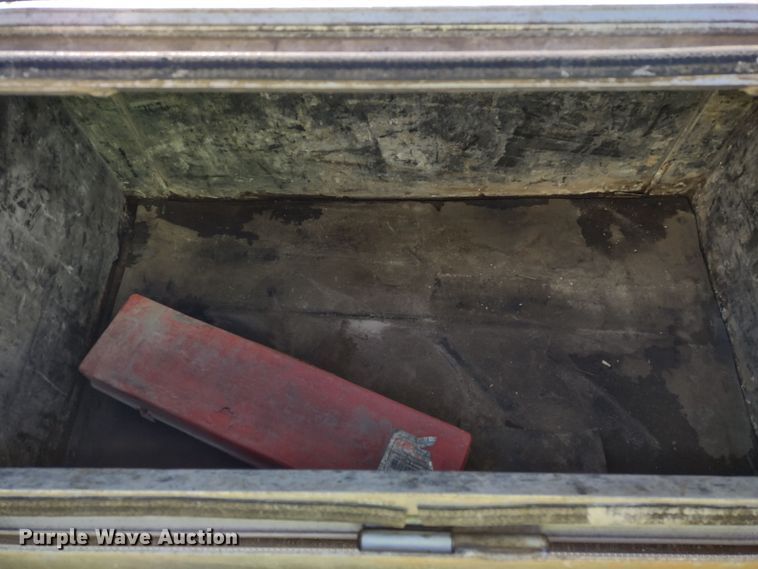 image for item DR8281 2004 Kenworth T800  semi truck