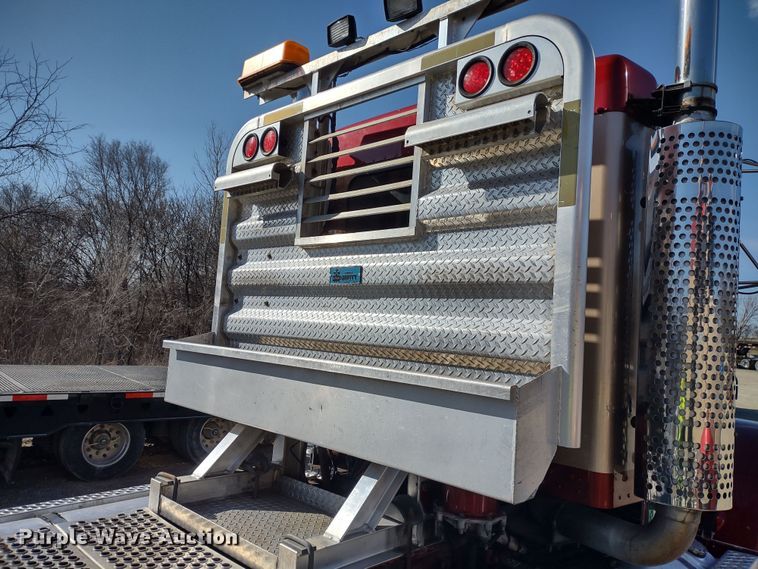 image for item DR8281 2004 Kenworth T800  semi truck