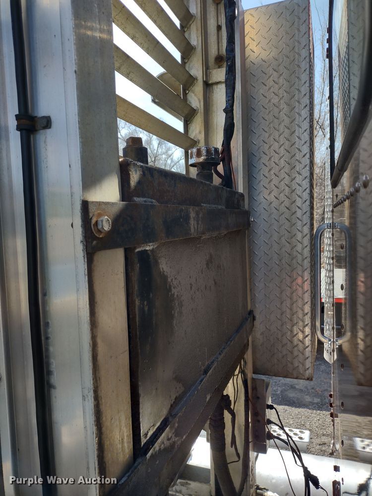 image for item DR8281 2004 Kenworth T800  semi truck