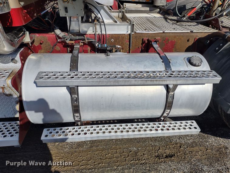 image for item DR8281 2004 Kenworth T800  semi truck