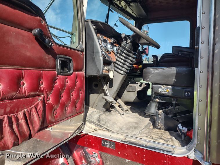 image for item DR8281 2004 Kenworth T800  semi truck