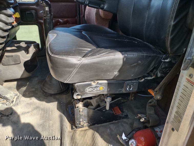 image for item DR8281 2004 Kenworth T800  semi truck