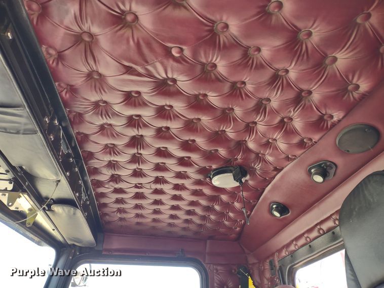 image for item DR8281 2004 Kenworth T800  semi truck