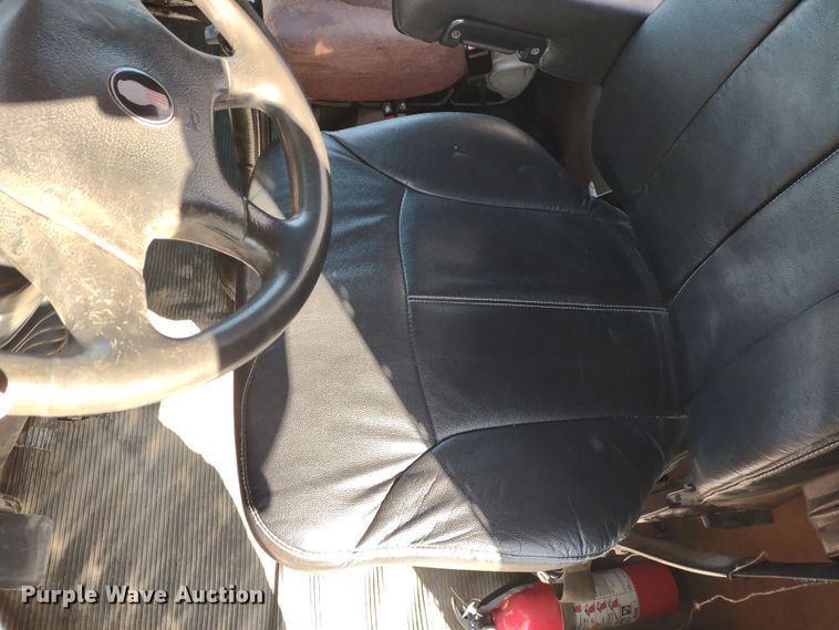 image for item DR8281 2004 Kenworth T800  semi truck