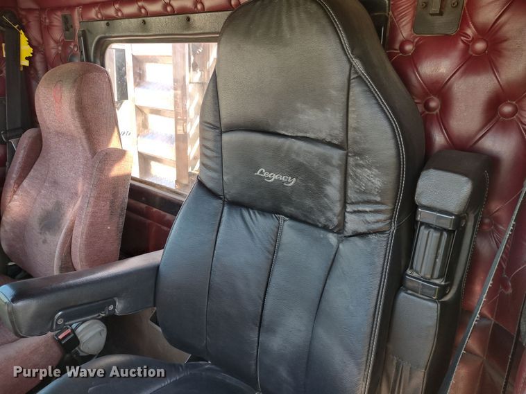 image for item DR8281 2004 Kenworth T800  semi truck