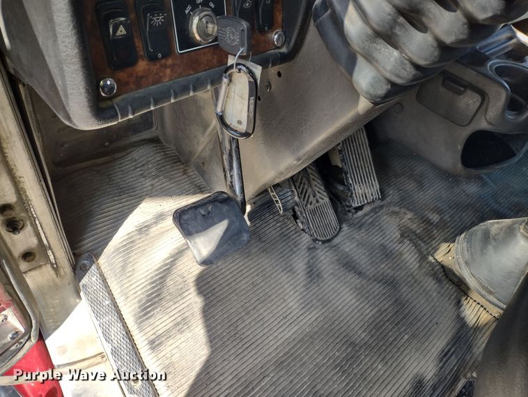 image for item DR8281 2004 Kenworth T800  semi truck