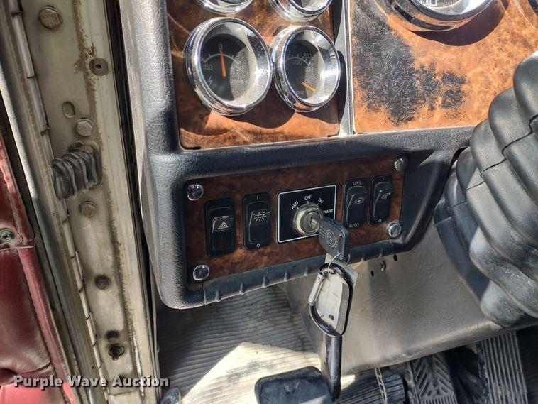 image for item DR8281 2004 Kenworth T800  semi truck