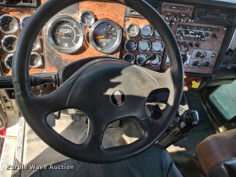 image for item DR8281 2004 Kenworth T800  semi truck