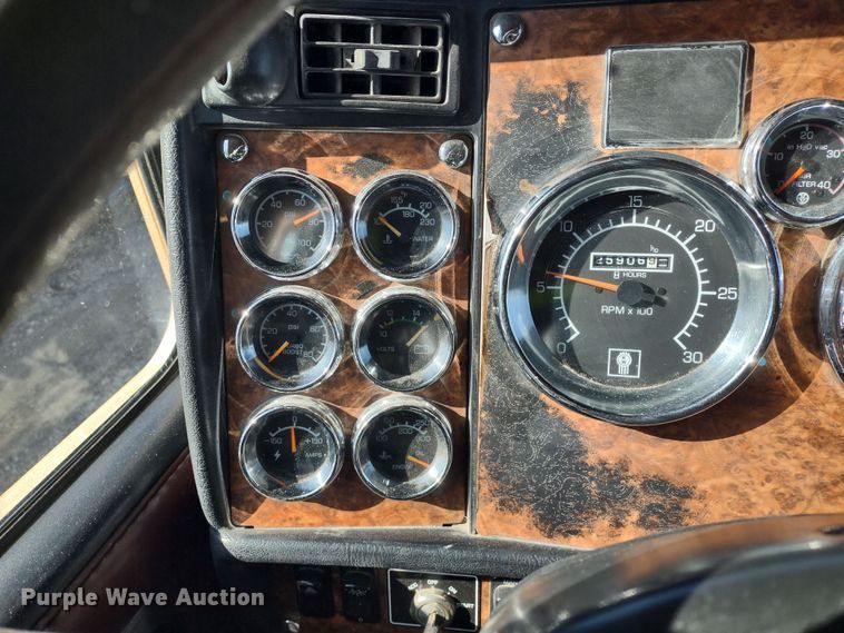 image for item DR8281 2004 Kenworth T800  semi truck