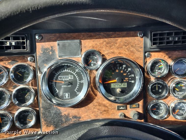 image for item DR8281 2004 Kenworth T800  semi truck