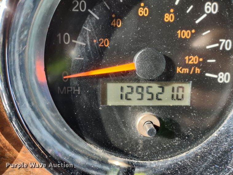 image for item DR8281 2004 Kenworth T800  semi truck