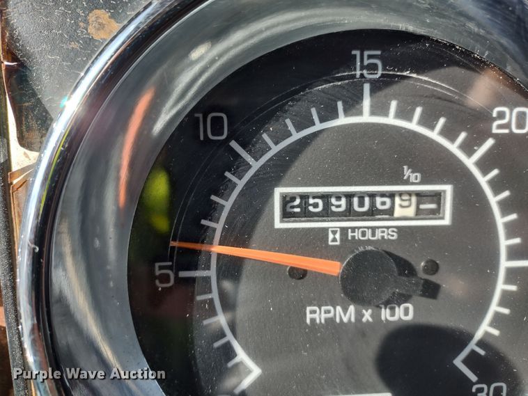 image for item DR8281 2004 Kenworth T800  semi truck