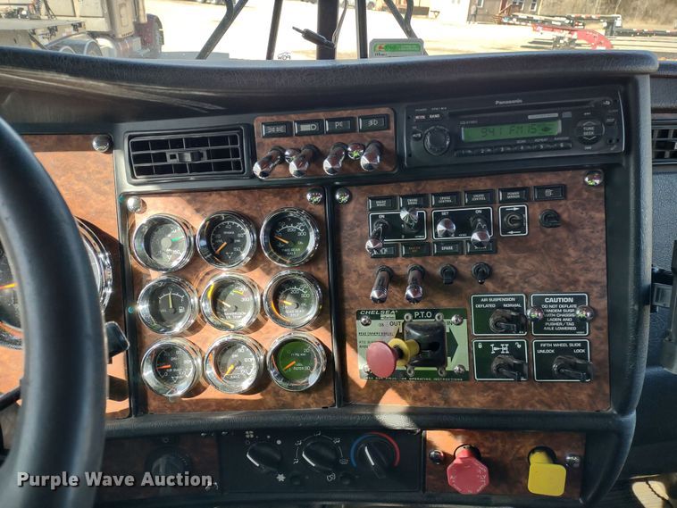 image for item DR8281 2004 Kenworth T800  semi truck