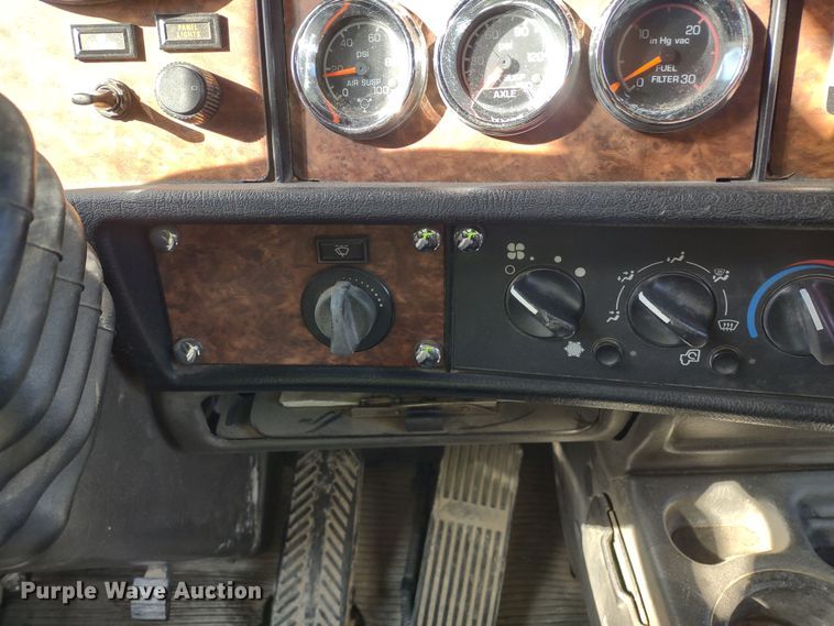 image for item DR8281 2004 Kenworth T800  semi truck