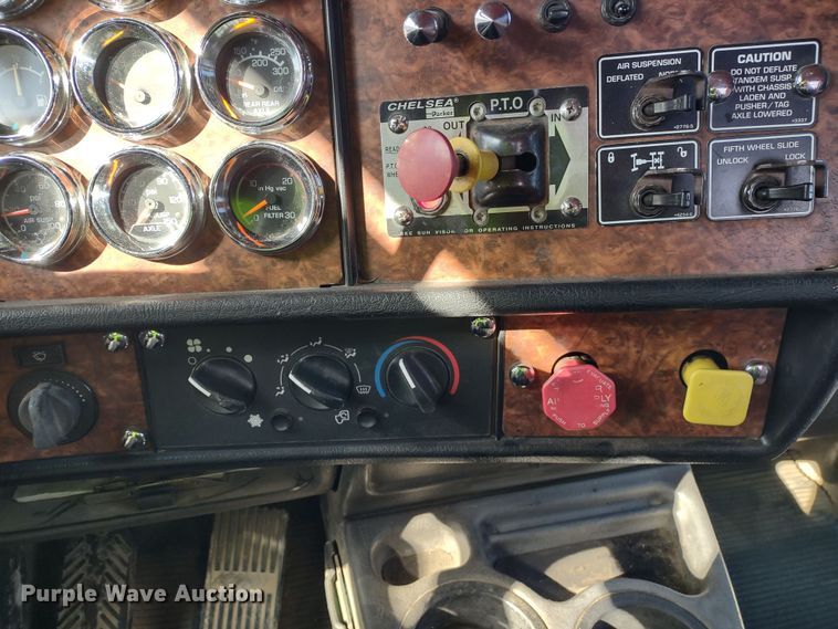 image for item DR8281 2004 Kenworth T800  semi truck