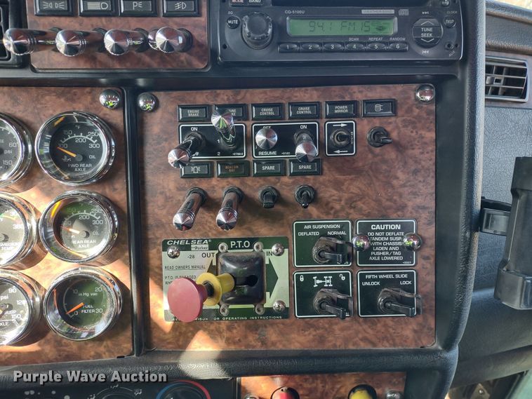 image for item DR8281 2004 Kenworth T800  semi truck