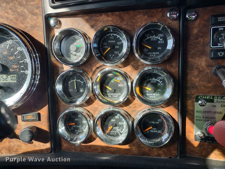 image for item DR8281 2004 Kenworth T800  semi truck