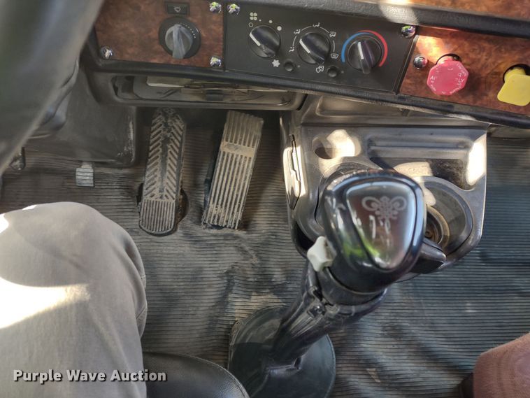 image for item DR8281 2004 Kenworth T800  semi truck