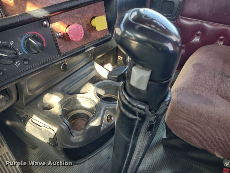 image for item DR8281 2004 Kenworth T800  semi truck