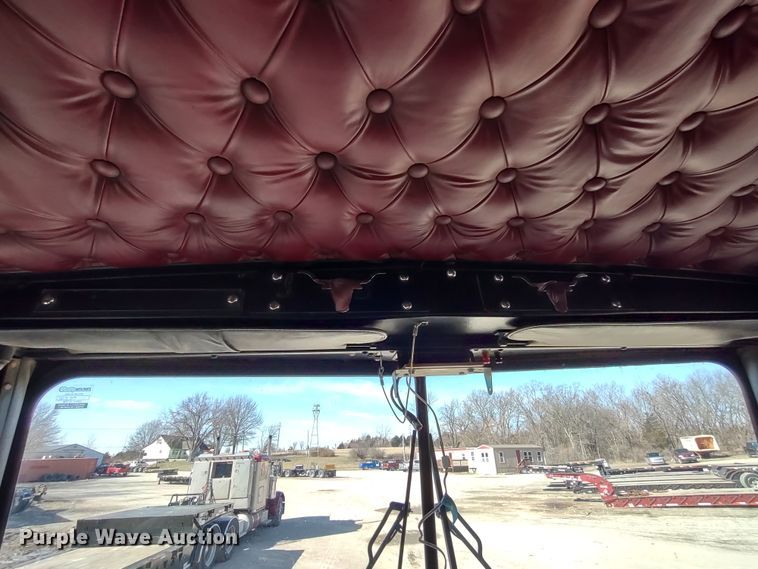 image for item DR8281 2004 Kenworth T800  semi truck