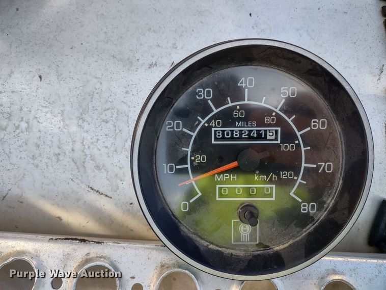 image for item DR8281 2004 Kenworth T800  semi truck