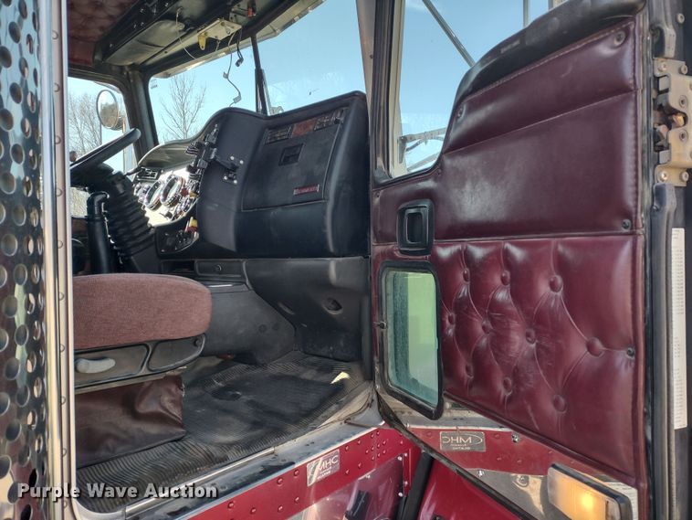 image for item DR8281 2004 Kenworth T800  semi truck