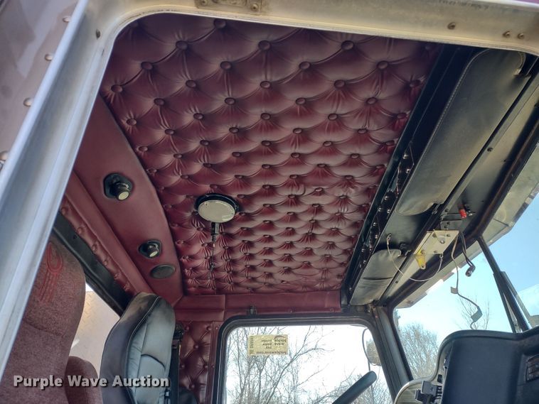 image for item DR8281 2004 Kenworth T800  semi truck