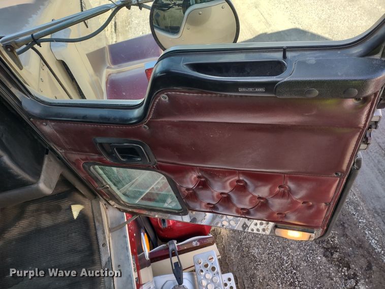 image for item DR8281 2004 Kenworth T800  semi truck