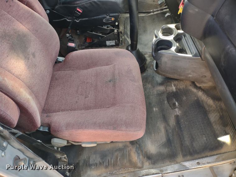 image for item DR8281 2004 Kenworth T800  semi truck