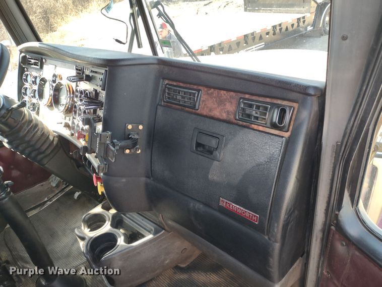 image for item DR8281 2004 Kenworth T800  semi truck