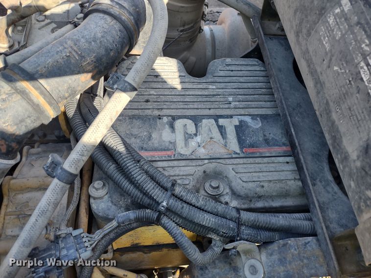 image for item DR8281 2004 Kenworth T800  semi truck