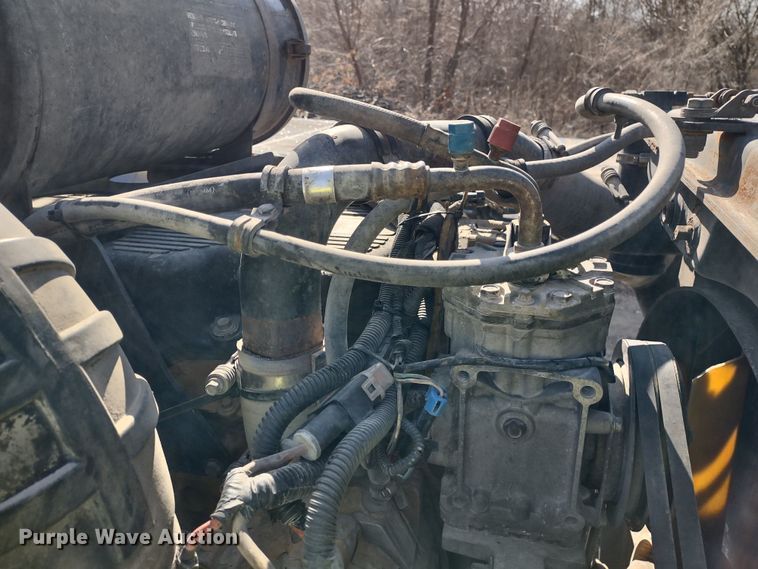 image for item DR8281 2004 Kenworth T800  semi truck