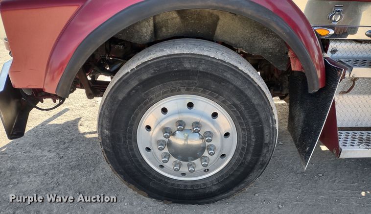 image for item DR8281 2004 Kenworth T800  semi truck