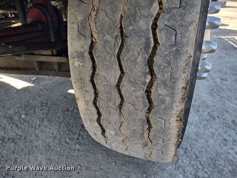 image for item DR8281 2004 Kenworth T800  semi truck