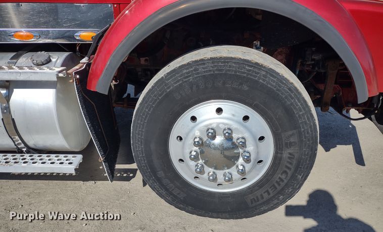 image for item DR8281 2004 Kenworth T800  semi truck