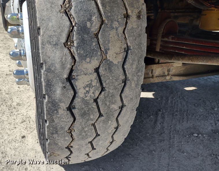 image for item DR8281 2004 Kenworth T800  semi truck