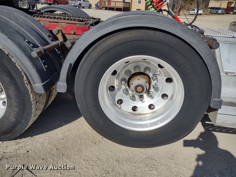 image for item DR8281 2004 Kenworth T800  semi truck