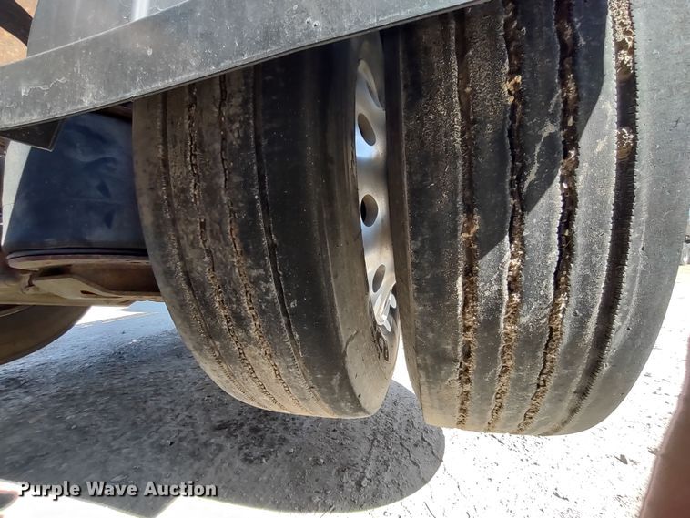 image for item DR8281 2004 Kenworth T800  semi truck