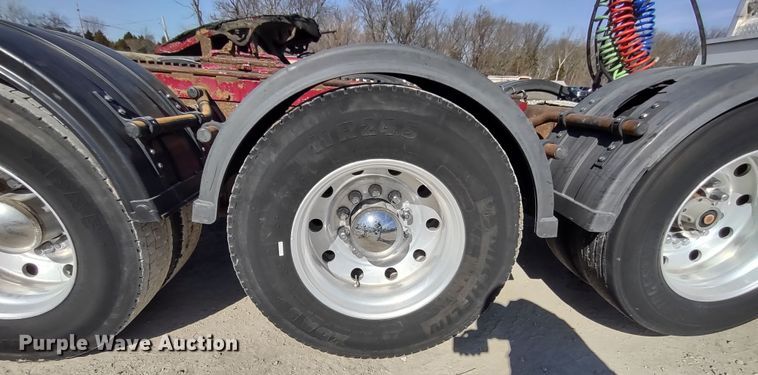 image for item DR8281 2004 Kenworth T800  semi truck